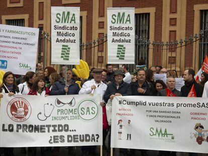 Concentración del Sindicato Médico Andaluz ante la sede de la Junta, este domingo.