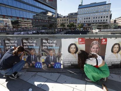Dos voluntarios colocaban el 14 de agosto carteles electorales en Estocolmo para los comicios del 11 de septiembre.