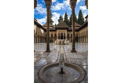 Las primeras referencia a la Alhambra, en árabe 'al Hamrá' (la roja), datan del año 899, aunque no fue hasta 1238 cuando se convierte en residencia real con la llegada al poder de los nazaríes. El recinto incluye varios jardines y construcciones, entre ellas la Alcazaba, el Palacio de Carlos V, los palacios nazaríes, el Generalife y el baño de la Mezquita. El conjunto supone una de las obras cumbre del arte andalusí, con el patio de los leones (en la fotografía) como uno de los escenarios más armónicos.
