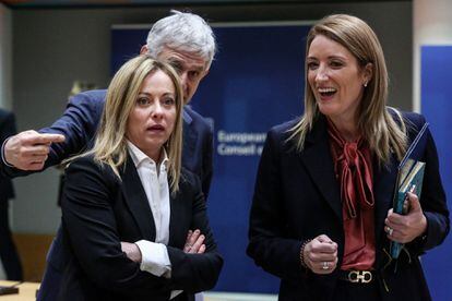 A la izquierda: la primera ministra italiana, Giorgia Meloni, junto con la presidenta del Parlamento Europeo, Roberta Metsola.