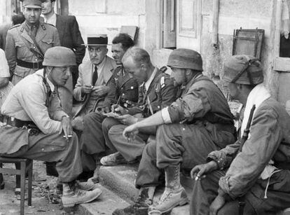 Paracaidistas alemanes negociando la rendición de Heraklion con su alcalde en 1941.