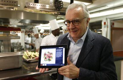 El chef franc&eacute;s Alain Ducasse, con su enciclopedia culinaria para tabletas.