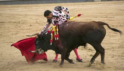 El diestro Paco Ure&ntilde;a da un pase a uno de sus toros en la tradicional corrida goyesca del 2 de mayo en la monumental de Las Ventas.