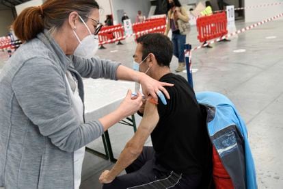 Una sanitaria vacuna a un hombre en el Instituto Ferial de Vigo (Ifevi), en Pontevedra, Galicia (España), a 13 de marzo de 2021.