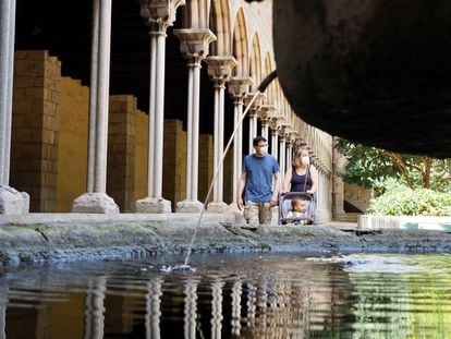 Una família pasea por el Monasterio de Santa María de Pedralbes, uno de los más de 160 refugios climáticos de Barcelona.