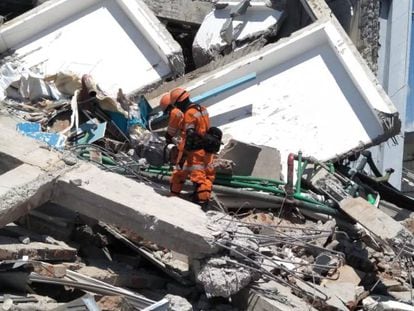 Los servicios de socorro buscan supervivientes entre los escombros de un edificio en Palu.