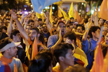 Simpatizantes de la oposición venezolana, durante el mitin de fin de campaña en Caracas.