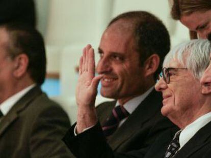 Bernie Ecclestone, en el centro, saluda en la presentaci&oacute;n de la F-1 en Valencia franqueado por Francisco Camps y Jorge Mart&iacute;nez Aspar.