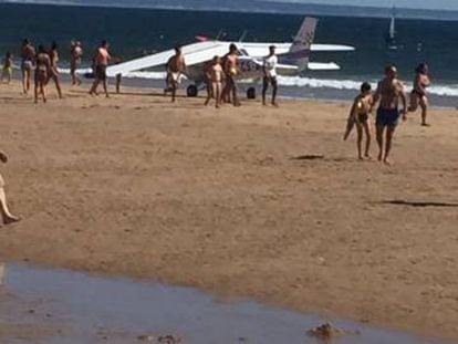 La avioneta que aterriz&oacute; en una playa en la que hab&iacute;a ba&ntilde;istas