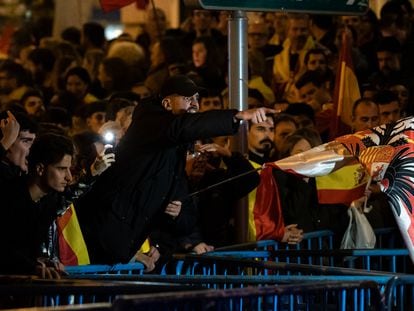 Un grupo de manifestantes con banderas durante la protesta contra la amnistía en los alrededores de la sede del PSOE en la calle Ferraz, de Madrid, este jueves.