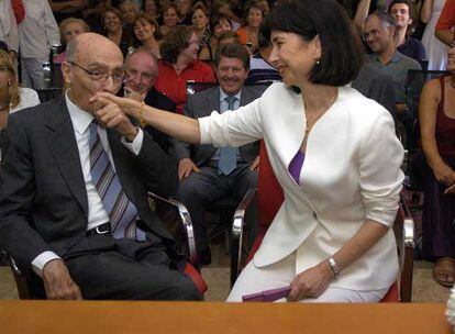 José Saramago kisses Pilar del Río's hand in July 2007, after their civil wedding.
