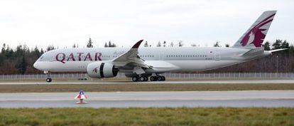 Un avi&oacute;n de Qatar Airways, en Madrid.