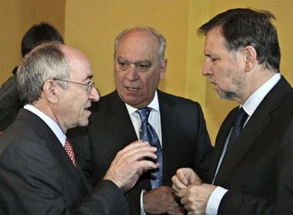 Fernández Ordóñez, con Marcelino Iglesias, presidente de Aragón y Alberto Palacios, de Usuarios de Cajas.