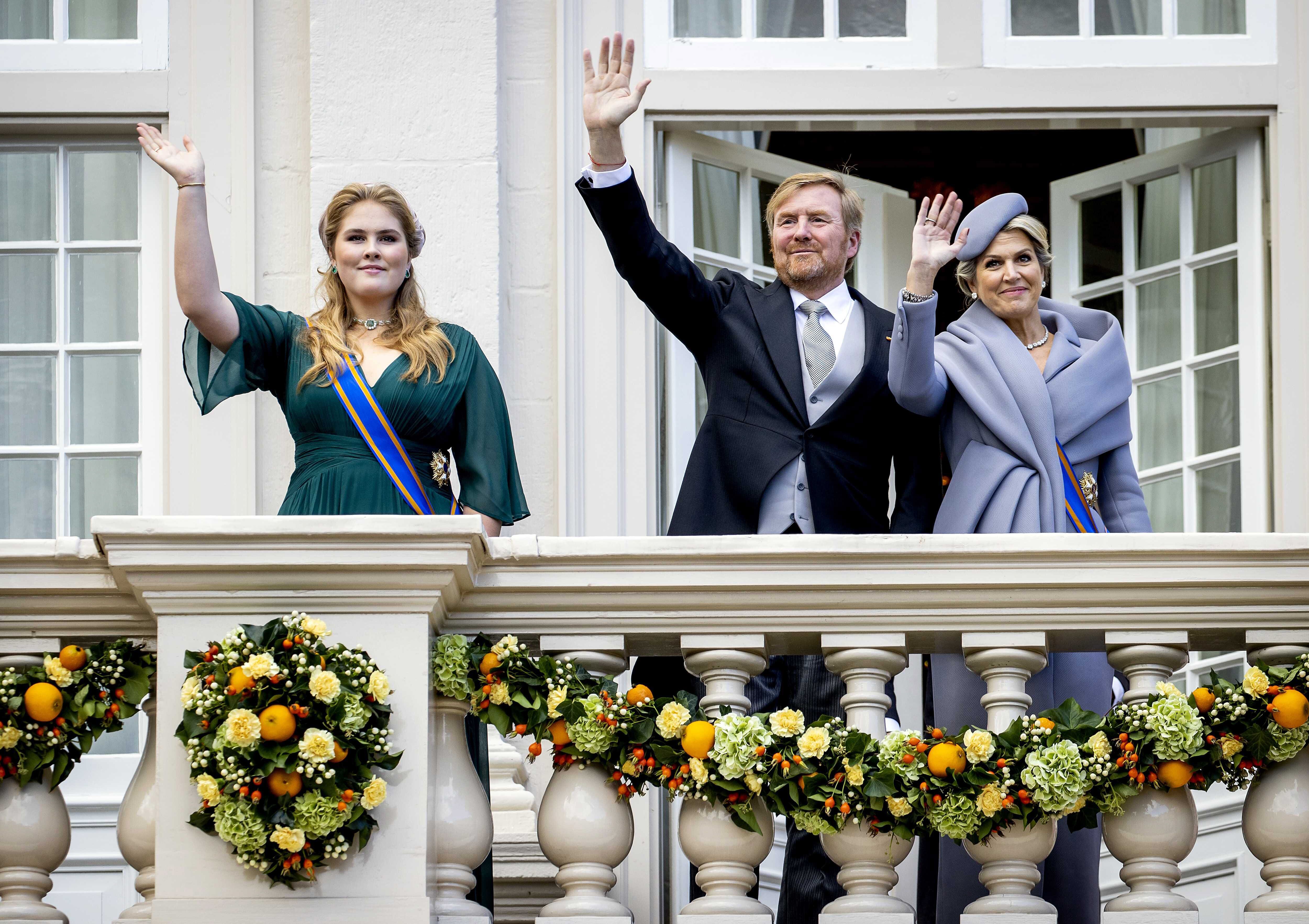 La princesa Amalia junto a los reyes de Holanda, Guillermo de Holanda y Máxima, saludando desde el palacio de Noordeinde, en La Haya.