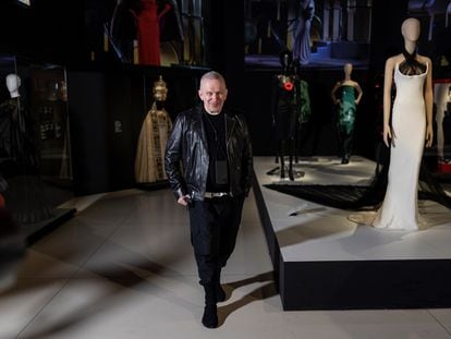 El modista francés Jean-Paul Gaultier presenta la exposición 'Cine y moda. Por Jean-Paul Gaultier' en el Caixaforum de Madrid, el 17 de febrero de 2022.