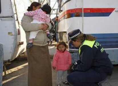 Una familia de gitanos rumanos que vive en un autobús y una caravana en un solar descampado en Madrid, junto a una policía municipal. EFE/Archivo