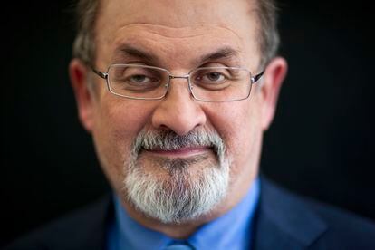 El escritor Salman Rushdie posaba para un retrato en 2010. 