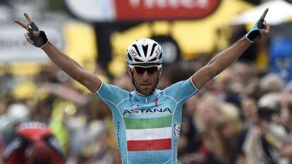 Vincenzo Nibali cruza la línea de meta en la segunda etapa del Tour.
