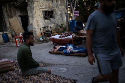 Un chico cuya vivienda en el barrio de Karantina quedó dañada por la explosión del puerto de Beirut duerme en la calle el 13 de agosto de 2020.