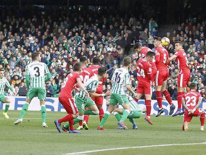 Tello marca de falta al Girona superando la barrera.