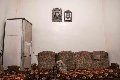 Interior de la casa de Khadija Fares en el empobrecido barrio de Bab el Tebeneh, en Trípoli. 