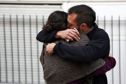 Los activistas anti-desalojos se abrazan después de no ser capaces de detener el desalojo de Rosario Echevarria y su familia en Madrid. 