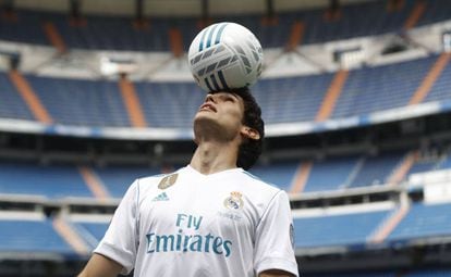 Vallejo controla el balón con la cabeza en su presentación.