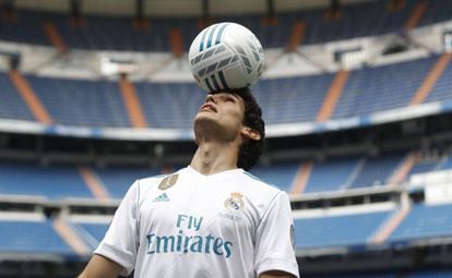 Vallejo controla el bal&oacute;n con la cabeza en su presentaci&oacute;n. 