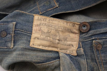 Detail of the label of the auctioned Levi's pants. 