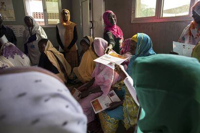 Distribución de información sobre VIH en el hospital para mujeres El Fasher, en Sudán.