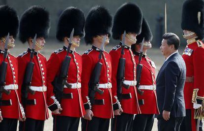 El presidente Xi Jinping saluda a una guardia de honor este martes en Londres.