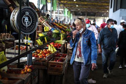 Un grupo de personas realizan compras en el Mercado Central de Buenos Aires, el pasado enero.