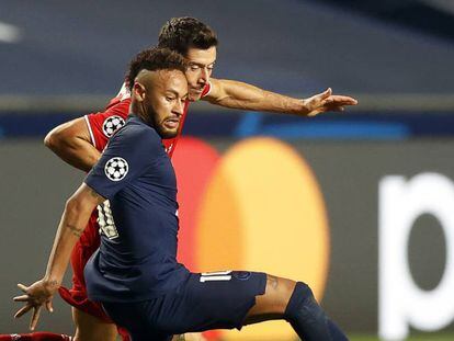 Neymar conduce el balón ante un jugador del Bayern durante la final de la Champions.