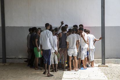 Los migrantes rodean al periodista para denunciar la vida en el centro de detención. Algunos piden ayuda de forma desesperada.