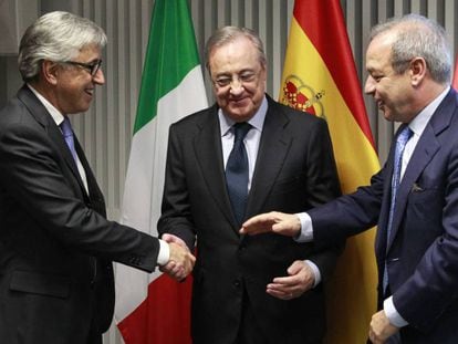 Los presidentes de ACS y Hochtief, Florentino Pérez (centro) y Marcelino Fernández Verdes (derecha), y el consejero delegado de Atlantia, Giovanni Castelluci (izquierda), tras la firma del acuerdo.