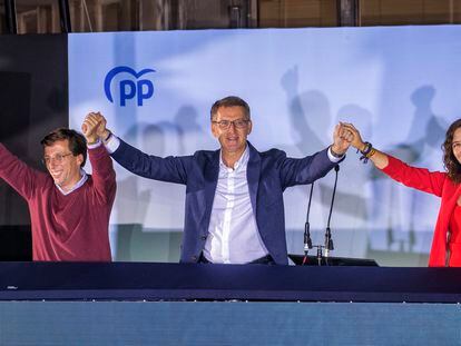Almeida, Feijóo y Ayuso, en el balcón de Génova, celebrando los resultados de las elecciones de este domingo.