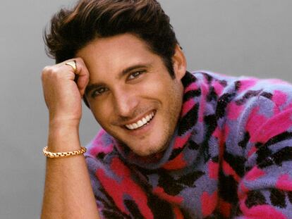 Diego Boneta lleva toda la vida en los escenarios. Aquí posa en exclusiva para ICON vestido de Emporio Armani y con un reloj Cartier.