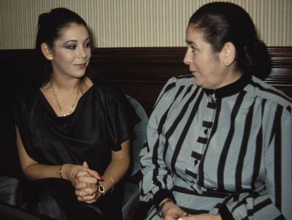 La cantante Isabel Pantoja con su madre Ana Martín en enero de 1980.  