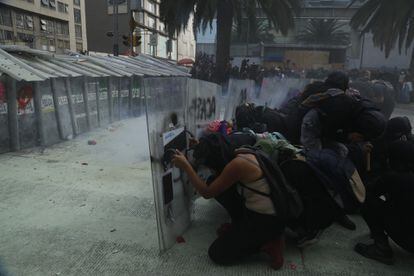 El enfrentamiento entre feministas y la policía sobre la Avenida Juárez.