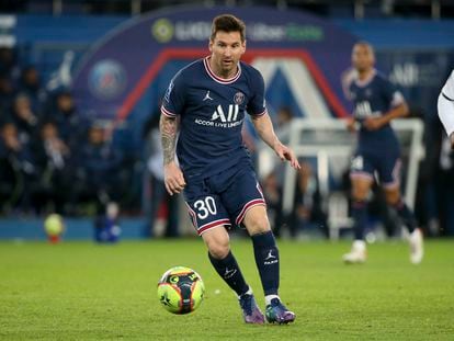 Messi conduce el balón durante el PSG-Lille disputado el pasado 29 de octubre. / AFP7
