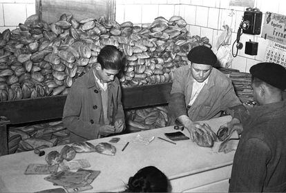 Venta de pan con cartilla de racionamiento en Madrid, en 1940.