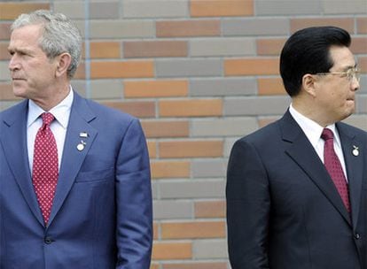 El presidente estadounidense, George W. Bush, y el presidente chino, Hu Jintao, durante la Cumbre de Toyako en Japón.