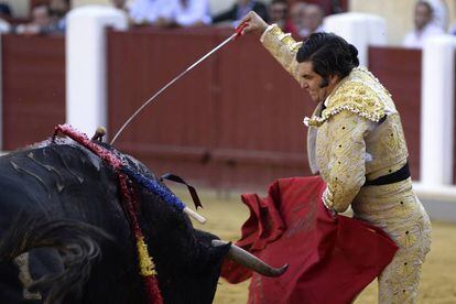 El diestro Morante de la Puebla entra a matar a su primer toro.