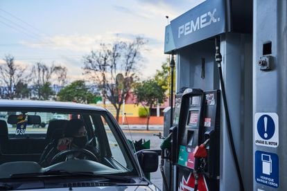 Un cliente en una gasolinera Pemex, en San Luis Potosí, en enero de 2021.