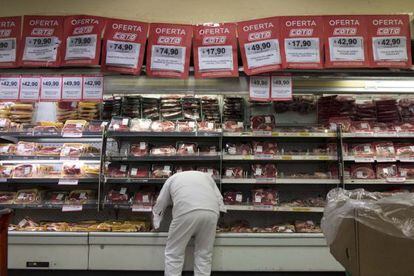 Los estantes de carne vacuna en un supermercado de la cadena Coto, en Buenos Aires.