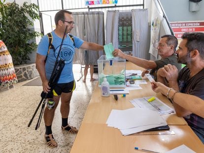 Un ciudadano, con caña de pescar, ejerce su derecho al voto en el colegio electoral CEIP Santa Teresa de Cádiz.