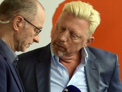 El extenista alemán Boris Becker habla con los medios durante el torneo de tenis de Roland Garros, este jueves en París.