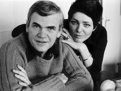 Milan Kundera y su esposa Vera en una de las &uacute;ltimas entrevistas que el novelista concedi&oacute;. 