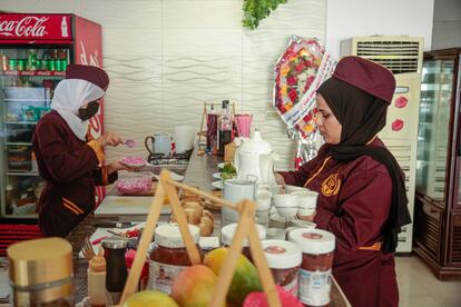 Two employees at Sabaia VIP, last September.