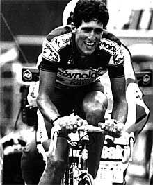 Indurain cruza, sin levantar los brazos, la meta de Cambasque.